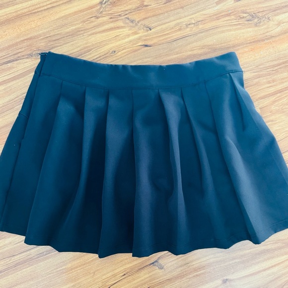 Ladies Classic Black Pleated Skirt-built in shorts - Picture 1 of 1